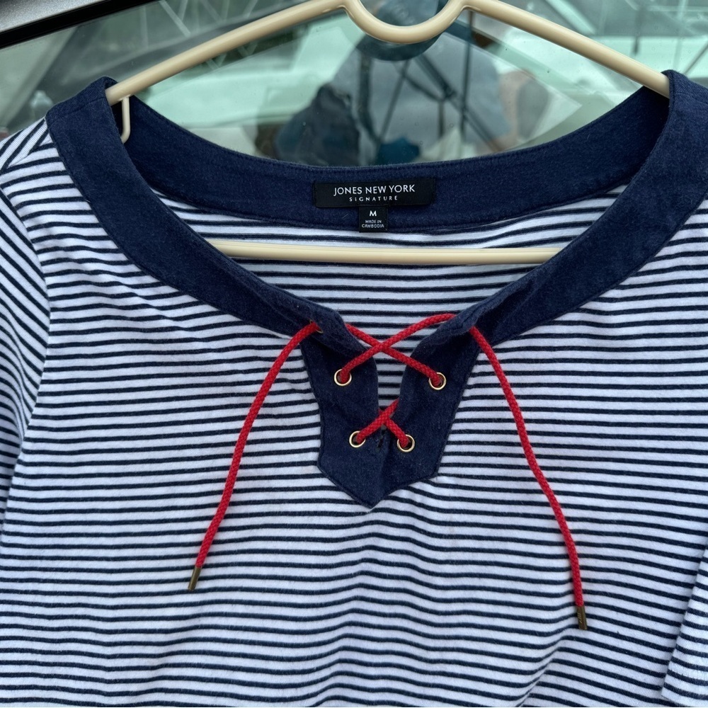 Jones of New York women’s shirt. (A22)